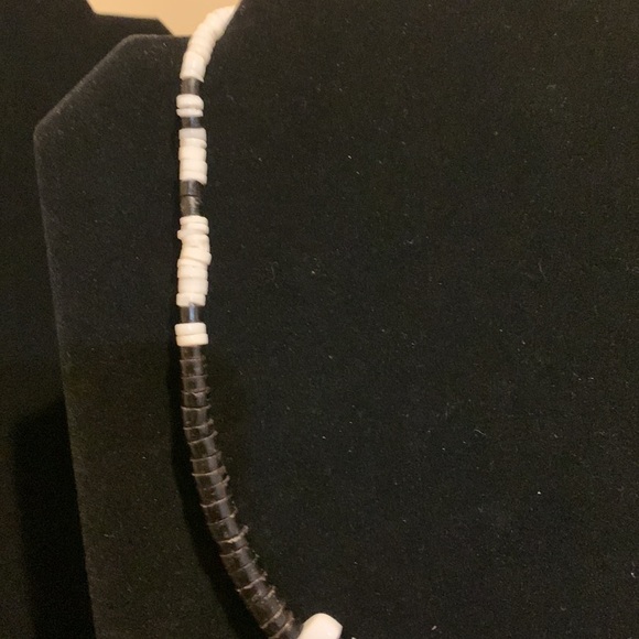 Vintage black/white beaded necklace with spring clasp - Picture 3 of 4